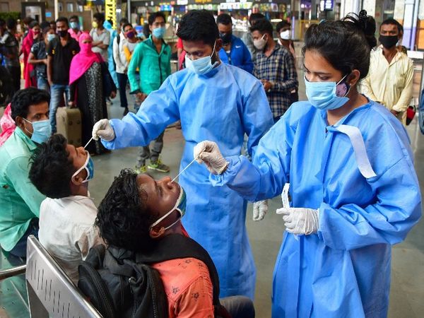 मुंबई के CSMT स्टेशन के अन्दर यात्रियों की टेस्टिंग लगातार जारी है।
