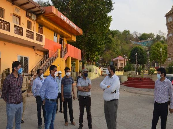 कोरोना संक्रमितों के लिए कलेक्टर कर्मवीर शर्मा नया ठौर ढूंढने निकले शहर में।