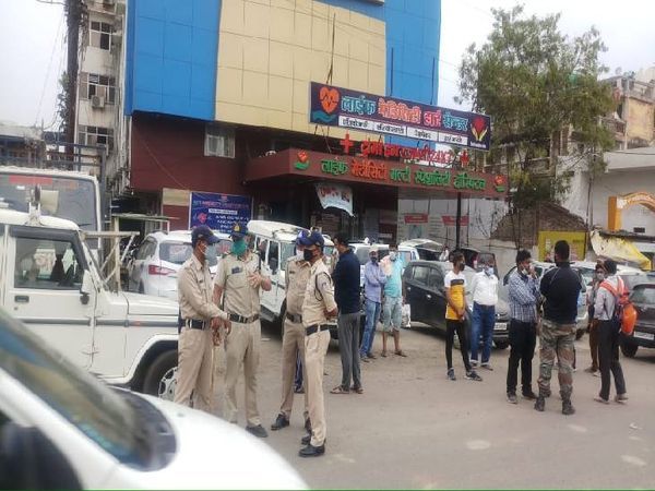 जबलपुर में मेडिसिटी अस्पताल में ऑक्सीजन खत्म होने से महिला की मौत हो गई। परिजन की नाराजगी को देखते हुए यहां पुलिस तैनात करनी पड़ी। - Dainik Bhaskar