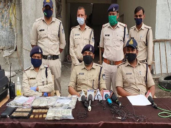 सीएसपी गढ़ा तुषार सिंह ठगी का खुलासा करते हुए।