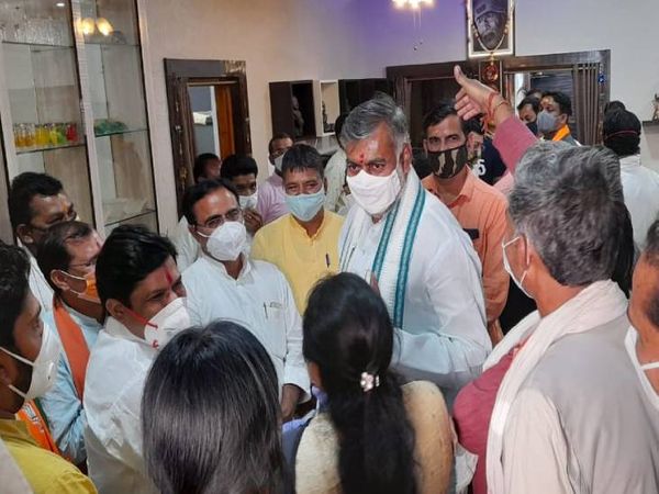 कार्यकर्ताओं के बीच केंद्रीय मंत्री प्रहलाद पटेल। (फाइल फोटो)