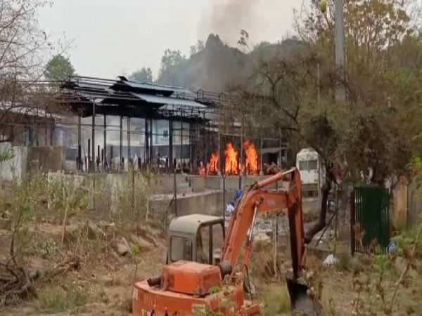 हिटाची मशीन चौहानी में पत्थरों को समतल किया गया। अब यहां 15 से 20 और शवों का अंतिम संस्कार करने का स्थान हो मिल गया।