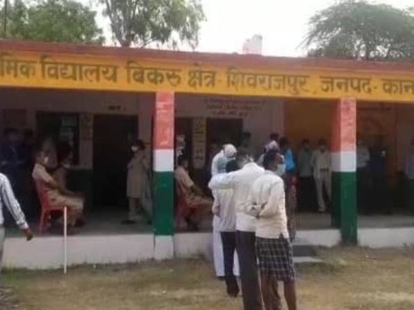 यह फोटो कानपुर के बिकरु गांव में बने मतदान केंद्र की है। यहां सुबह से ही लोग मतदान के लिए पहुंच रहे हैं। - Dainik Bhaskar