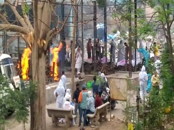 चौहानी शमशान में परिजन अपनों का अंतिम सस्कार देखते हुए।