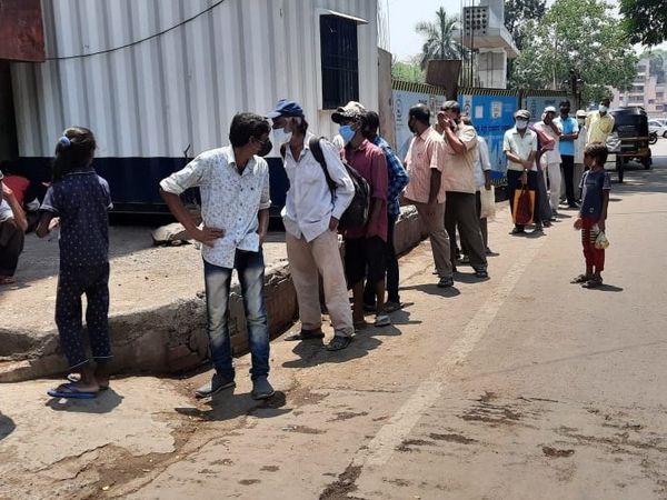 पुणे में एक रेस्टोरेंट के बाहर शिव भोजन थाली खरीदने के लिए लंबी कतार लगी।