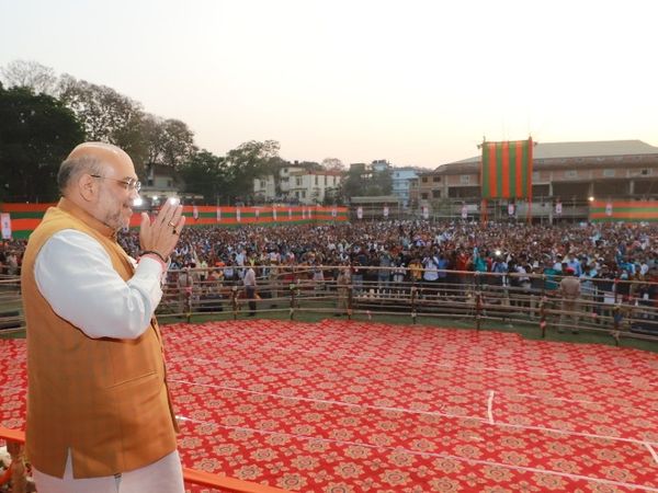 फोटो असम की है। यहां एक रैली को संबोधित करने पहुंचे अमित शाह खुद मंच पर बगैर मास्क के दिखे। रैली में शामिल ज्यादातर लोगों के फेस पर मास्क नहीं दिखा।