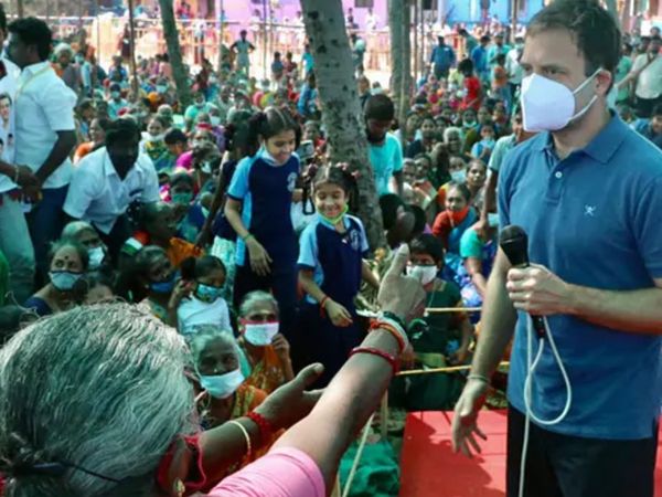 पुडुचेरी में एक सभा में पब्लिक से बातचीत करते हुए राहुल गांधी। यहां राहुल ने मास्क लगा रखा है। बाकी लोगों के पास भी मास्क है, लेकिन मास्क से मुंह और नाक बंद करने की बजाय लोग मास्क को गर्दन पर बांधे हुए हैं। मतलब मास्क होते हुए भी कोई फायदा नहीं।