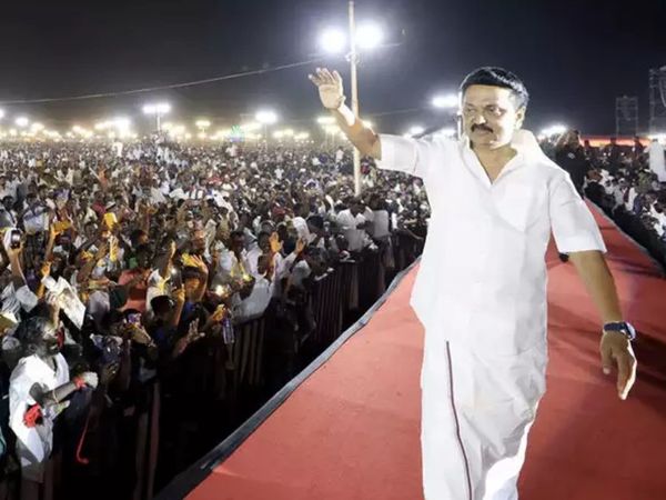 तमिलनाडु में एक रैली को संबोधित करने पहुंचे DMK के चीफ और तमिलनाडु के पूर्व मुख्यमंत्री एमके स्टालिन बगैर मास्क के दिखे। रैली में शामिल लोग भी बगैर मास्क के ही थे।