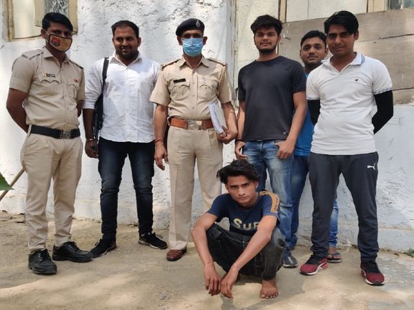 मेवात में हरियाणा पुलिस की गिरफ्त में जिले के गांव खोरी निवासी जावेद उर्फ जाबिद। इस पर दिल्ली पुलिस ने 50 हजार का इनाम रखा हुआ है। - Dainik Bhaskar