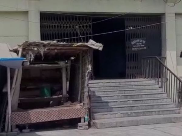 खाजेकलां घाट स्थित शवदाह गृह में खराब पड़ी मशीन।