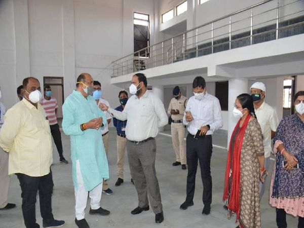 विधायक अजय विश्ननोई के साथ चर्चा करते हुए कलेक्टर कर्मवीर शर्मा।