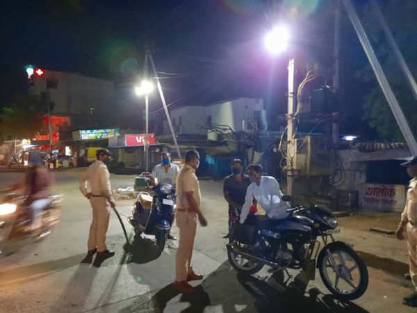 पुलिस की सख्ती जारी है।