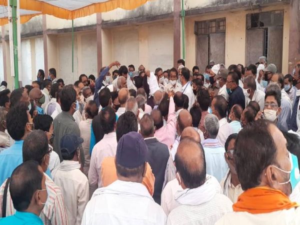 मतदान की सामग्री लेते समय कॉलेज परिसर में भीड़ के बीच टूटी सोशल डिस्टेंसिंग।