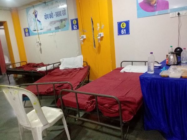 इंडोर स्टेडियम के अंदर की ये तस्वीर एक संक्रमित ने दैनिक भास्कर के लिए खींची, खाली नजर आ रहे बेड पर भी मरीज थे जो कुछ देर पहले ही चल बसे।