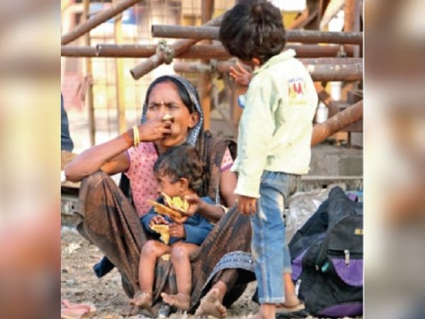 राजनांदगांव के एक कारखाने में काम करने वाली यह महिला काम बंद होने के बाद बच्चों के साथ मध्य प्रदेश के रीवां के लिए पैदल चलने वाली है। ट्रक ने साथ दिया तो रायपुर पहुंच गए। आगे का रास्ता ऐसे ही पार करने की कोशिश।