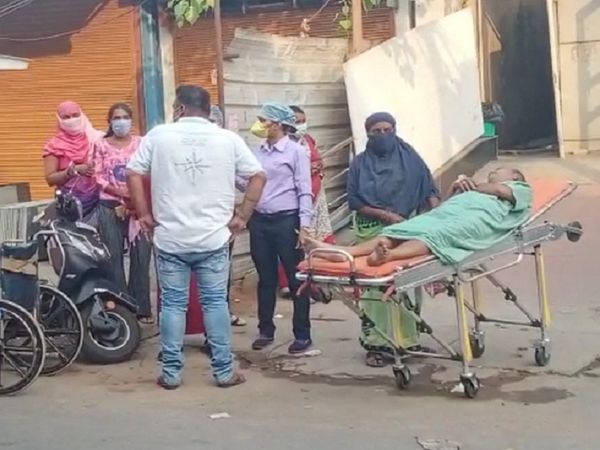आग के बाद बाहर निकाले गए मरीज के साथ खड़े परिजन।