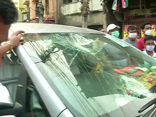 BJP कैंडिडेट राजू बनर्जी के मुताबिक, उनकी कार पर पत्थर और बम फेंके गए हैं।