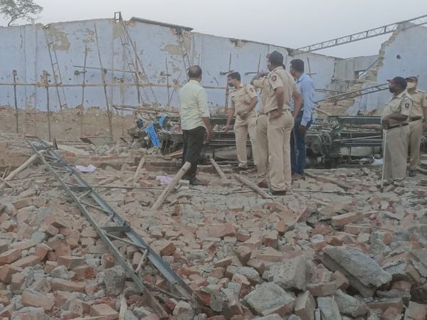 मौके पर जांच करने पहुंची भिवंडी पुलिस स्टेशन की टीम।