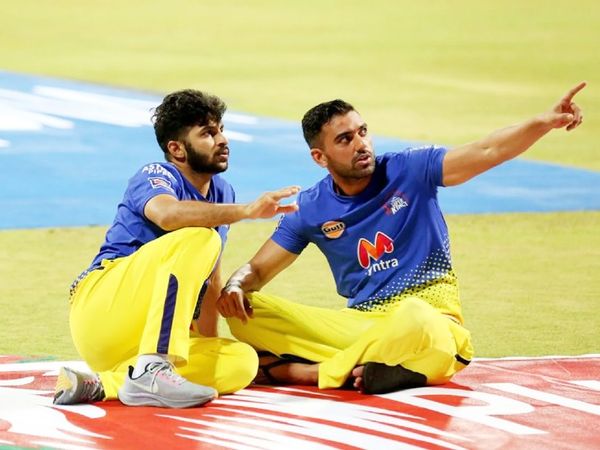 मैच के बाद तेज गेंदबाज शार्दूल ठाकुर और दीपक चाहर मैदान पर बैठे नजर आए।