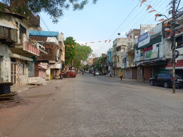 कोरोना कफ्र्यू के दौरान गोपालगंज मार्ग पर सन्नाटा।