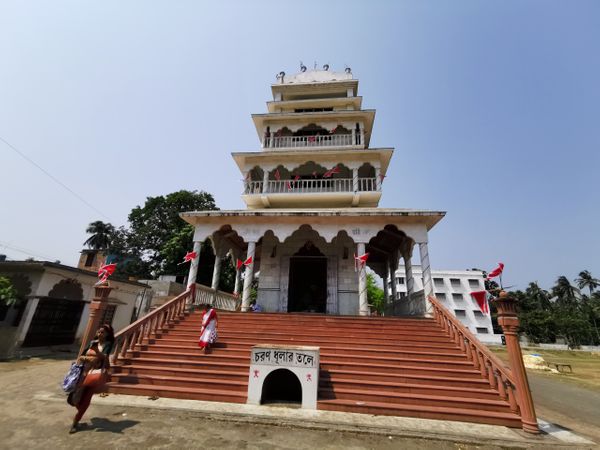 ठाकुर नगर स्थित मतुआ संप्रदाय के संस्थापक हरिचंद्र ठाकुर का मंदिर। यहां मतुआ समाज के लोगों को अच्छा खासा प्रभाव है।