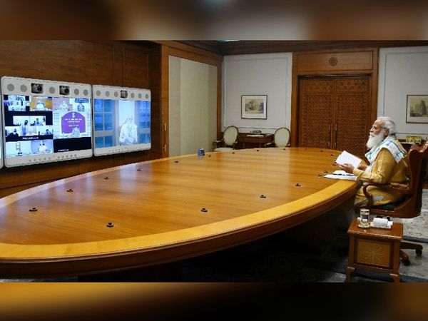 अलग-अलग मंत्रालयों के अफसरों से कोरोना के हालात पर चर्चा करते हुए प्रधानमंत्री नरेंद्र मोदी।