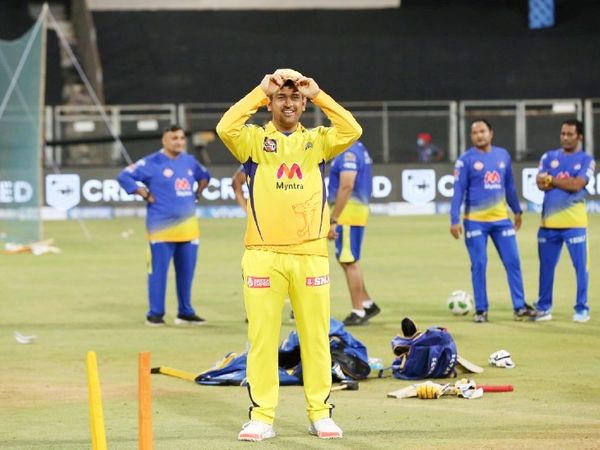 मैच से पहले धोनी इस अंदाज में दिखे। यह IPL में चेन्नई के लिए उनका 200वां मैच था।