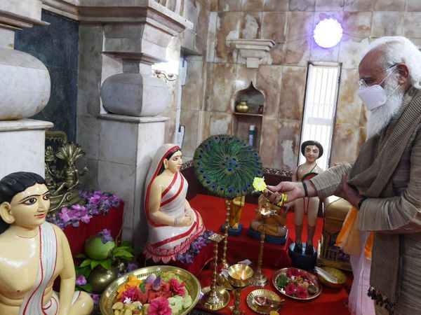 हाल ही पीएम मोदी ने बांग्लादेश स्थित ओरकांडी की मतुआ ठाकुरबाड़ी में पूजा अर्चना की थी।