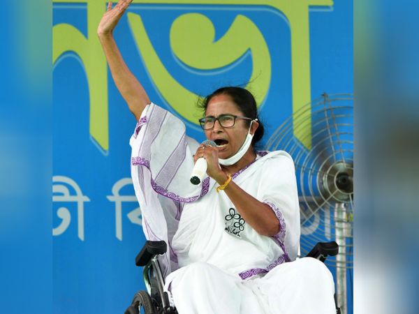 नॉर्थ 24 परगना में एक रैली के दौरान सीएम ममता बनर्जी। पिछली बार टीएमसी ने यहां की 33 में से 27 सीटें जीत ली थीं।