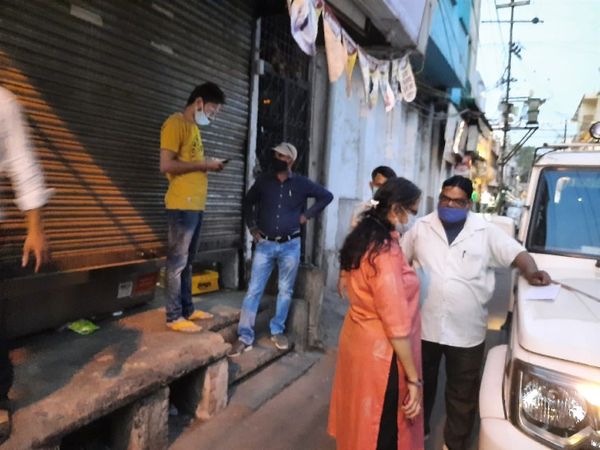 मुरार में आइसक्रीम पार्लर को सील करती एसडीएम पुष्पा पुषाम