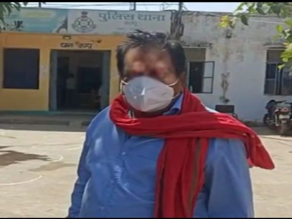 महिला का रिश्तेदार कंपू थाना के बाहर रात की घटना बताते हुए