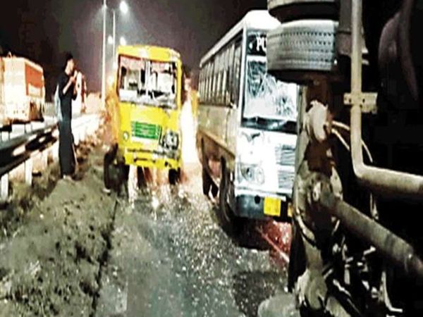 लुधियाना में हाईवे पर पलटी बस और पीछे से टकराई दूसरी बस। इस हादसे में 20 लोगों को मामूली चोटें आई, जिन्हें प्राथमिक उपचार के बाद डिस्चार्ज कर दिया गया। - Dainik Bhaskar