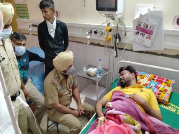 मोगा के सरकारी अस्पताल में भर्ती हमले में घायल अमित पुरी के बयान दर्ज करते थाना सिटी-1 के प्रभारी गुरप्रीत सिंह और अन्य। - Dainik Bhaskar