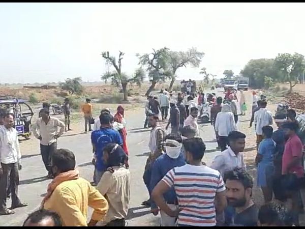 The farmer was sleeping on the field, beaten with sticks and sticks, when he did not mind, he killed him with a sharp sharp weapon, people laid the dead body on the road and jammed it. | खेत पर सो रहा था किसान, पहले लाठी-डंडों से पीटा, जब इस पर भी मन नहीं भरा तो तेज धारकर हथियार से हत्या कर दी, लोगों ने शव सड़क पर रख लगाया जाम