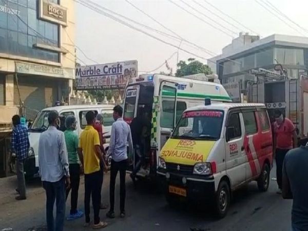 राजधानी अस्पताल में आग लगने के बाद मरीज के घर वाले उन्हें शिफ्ट करने में लगे रहे।