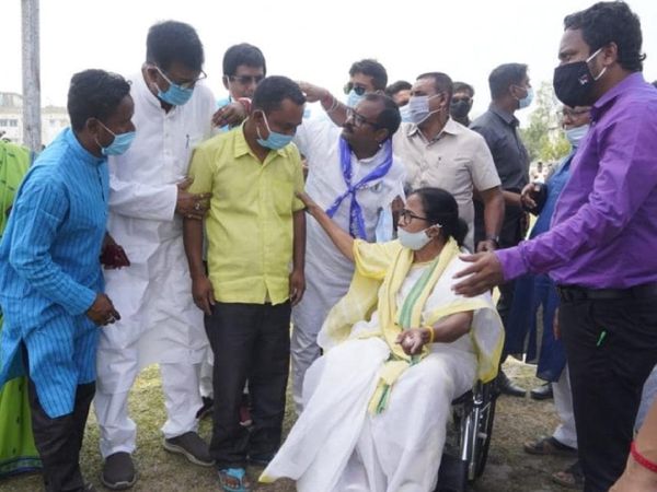 कूचबिहार में हिंसा के बाद CM ममता बनर्जी मृतकों के परिजनों से मिलने पहुंची थीं। उन्होंने इसके लिए BJP को जिम्मेदार ठहराया था।