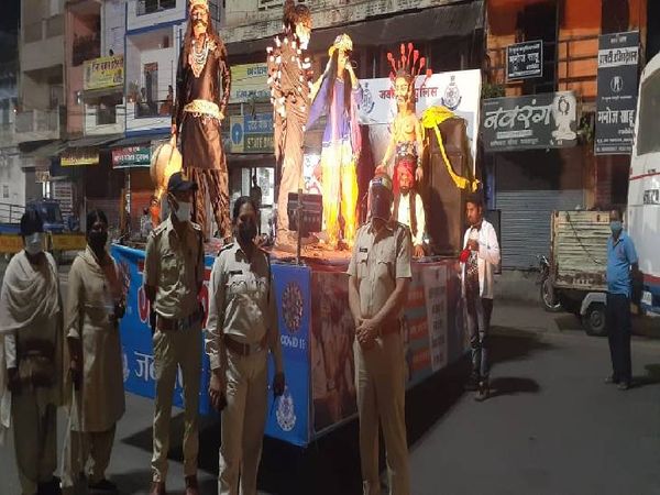 नुक्कड़ नाटक से दे रहे मास्क पहनने और कोरोना से बचाव का संदेश।