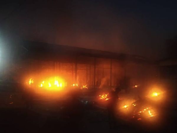 चौहानी शमशान घाट में रात तक जलती रहीं चिताएं।