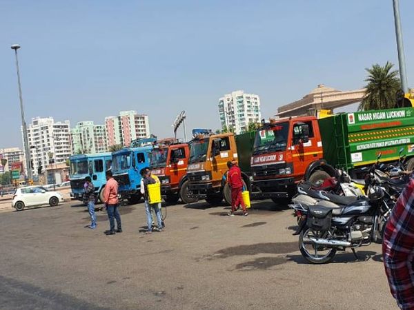 सैनिटाइजेशन के लिए लखनऊ नगर निगम ने अपनी पूरी ताकत झोंक दी है।