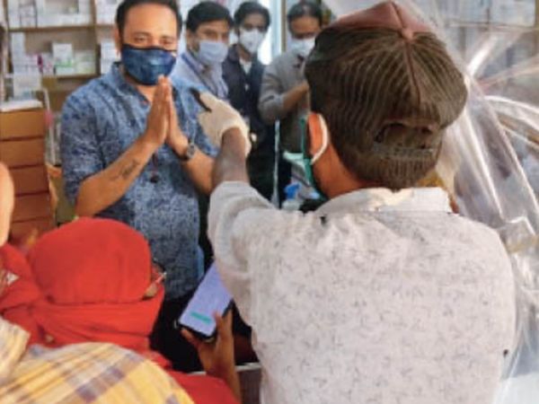 पुट्ठा मिल स्थित एक मेडिकल स्टोर पर शनिवार को रेमडेसिविर लेने के लिए एक युवक बैरसिया से आया। इंजेक्शन नहीं मिलने पर उसने संयुक्त कलेक्टर से बात करने को कहा तो दुकानदार ने हाथ जोड़ लिए। कहा-स्टॉक नहीं है। मैं किसी से बात नहीं कर सकता। - Dainik Bhaskar
