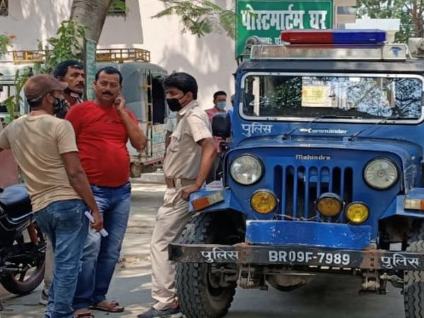 बेगूसराय सदर अस्पताल में मृतक छात्रा के परिजन। - Dainik Bhaskar