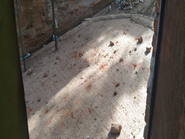 छत पर पड़े पत्थर इस बात की गवाही दे रहे हैं कि रविवार की रात परिवार का सामना किस दहशत से हुआ था, 7 सदस्य हमले में घायल हैं