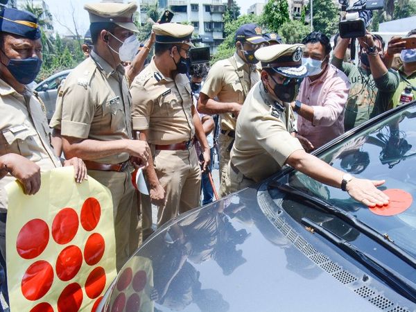 मुंबई से गाड़ियों की भीड़ कम करने के लिए पुलिस ने तीन रंग के स्टीकर लगाने का काम शुरू किया है।