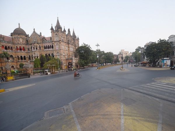 रविवार को BMC ऑफिस के सामने की सड़क पर ऐसा सन्नाटा नजर आया।