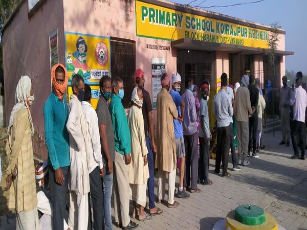 मतदान केंद्रों पर सोशल डिस्टेंसिंग नदारत।