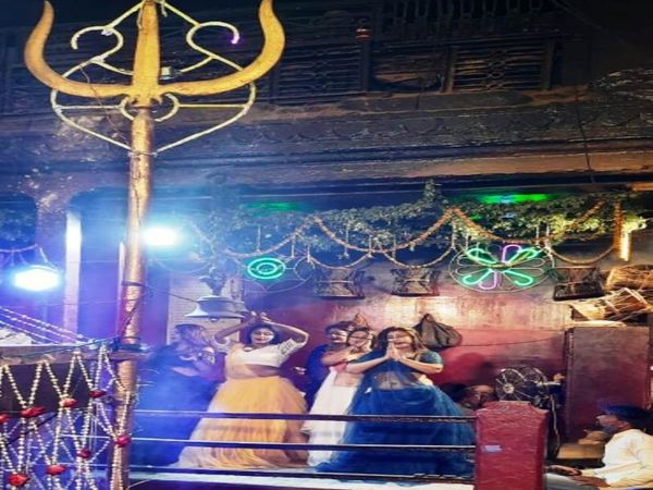 बाबा के आरती के बाद नगरवधुओं ने नृत्य प्रस्तुत किया।