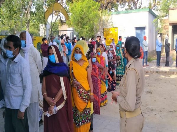 मतदान स्थल प्राथमिक विद्यालय कोईराजपुर में मतदान के लिए लंबी लाइन लगी। - Dainik Bhaskar