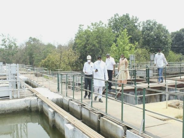 भिलाई विधायक देवेन्द्र यादव ने फिल्टर प्लांट का निरीक्षण किया। पिछले 20 दिनों से टाउनशिप में गंदे पानी आ रहे हैं।