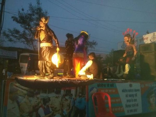 यमराज व चित्रगुप्त बनकर लोगों को दे रहे कोरोना से बचाव का संदेश।