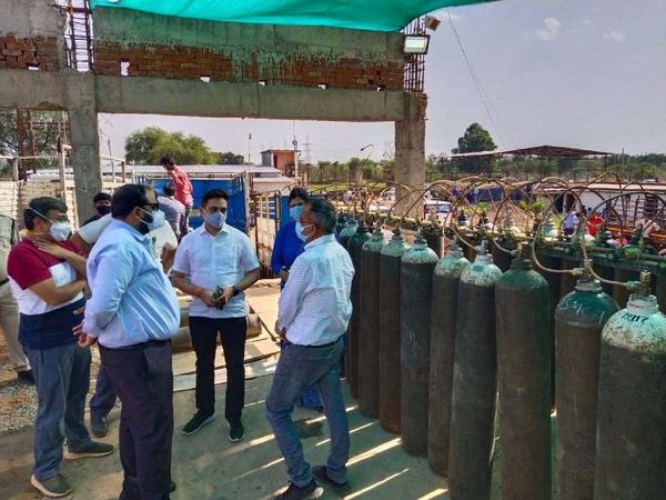 पनागर के लीटी में शुरू हुए नए ऑक्सीजन प्लांट का निरीक्षण करने पहुंचे कलेक्टर।